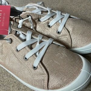 JOSINY Women’s sneaker size 10 in gold New With Tags